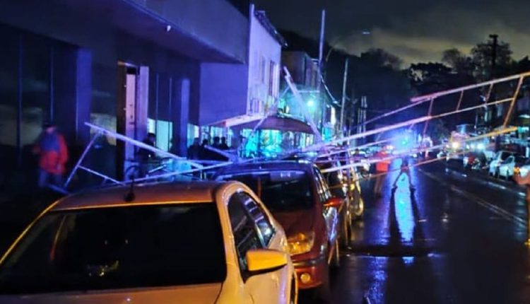 Felizmente, carros estavam vazios no momento do ocorrido. Foto: Gentileza/Puerto Iguazú