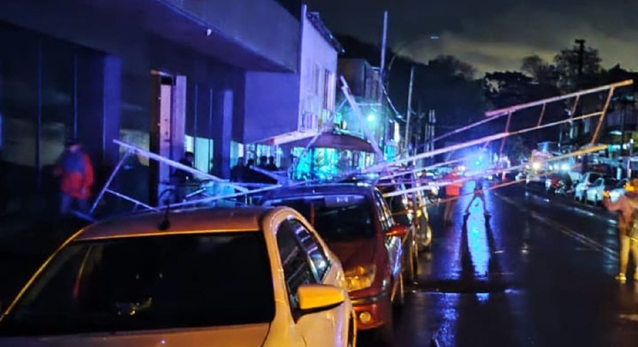 Felizmente, carros estavam vazios no momento do ocorrido. Foto: Gentileza/Puerto Iguazú