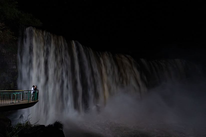 Visitar as Cataratas do Iguaçu à noite é surreal. Foto: Divulgação/Urbia Cataratas