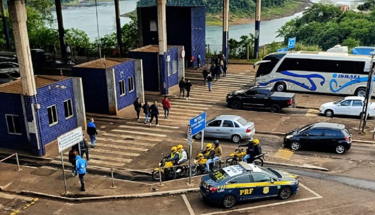 Fiscalização na cabeceira brasileira da Ponte Internacional da Amizade, sentido Paraguai. Foto: Marcos Labanca/H2FOZ