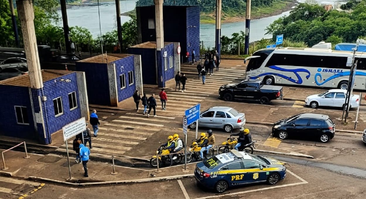 Fiscalização na cabeceira brasileira da Ponte Internacional da Amizade, sentido Paraguai. Foto: Marcos Labanca/H2FOZ