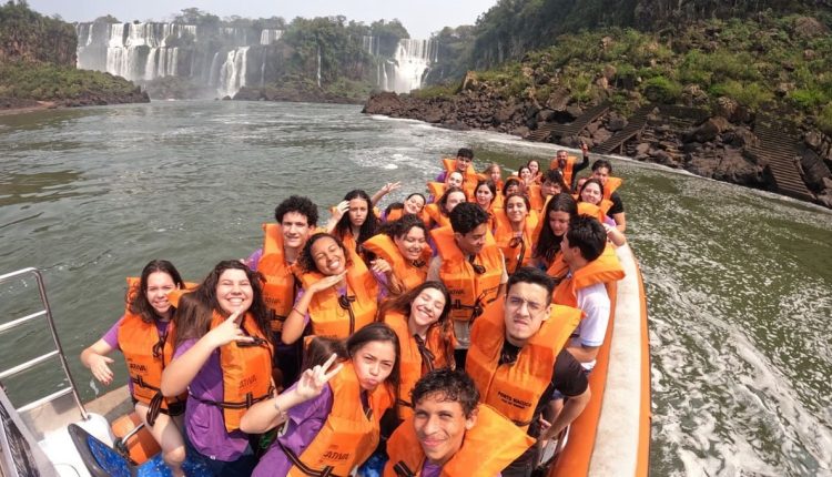 Entrada no barco foi precedida de passeio em jipe elétrico e de explicações sobre o ecossistema do parque. Foto: Assessoria/Macuco Safari