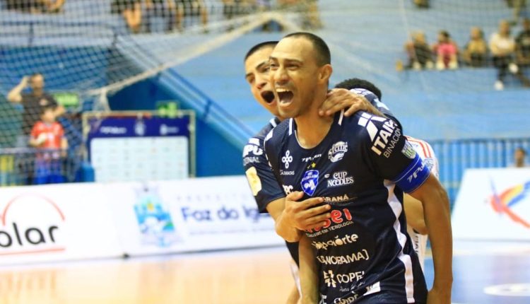 No último jogo em casa, Foz Cataratas goleou e empolgou o torcedor. Foto: Abel da Banca/Foz Cataratas Futsal