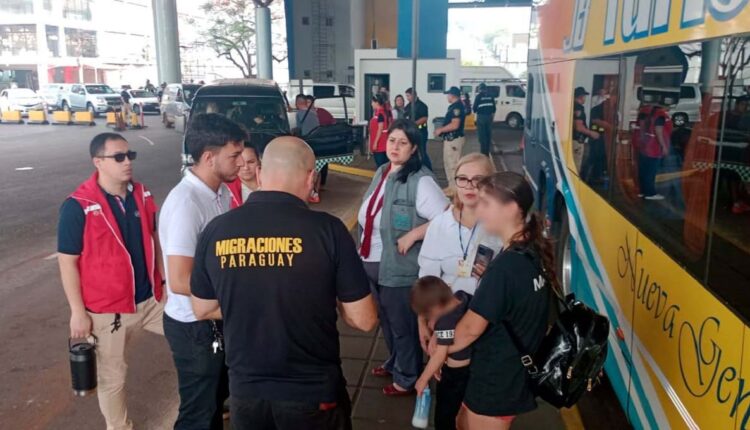 Abordagem a passageiros de um ônibus que deixaria o território paraguaio. Foto: Gentileza/DNM