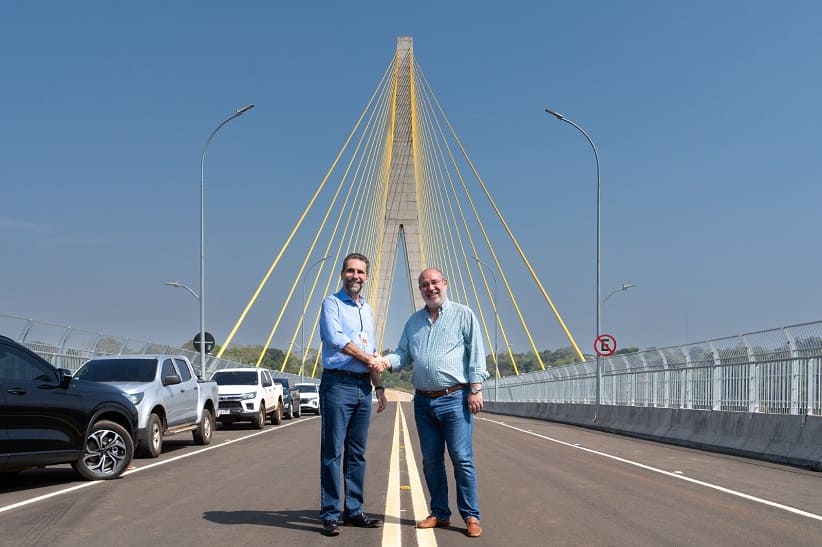 Enio Verri, diretor-geral brasileiro de Itaipu, e Justo Zacarías Irún, diretor-geral paraguaio, em encontro recente na ponte. Foto: Sara Cheida/Itaipu Binacional