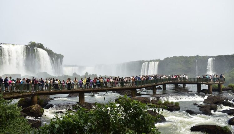 Turistas na passarela de acesso ao mirante da Garganta do Diabo. Foto: Bruna Nieradka/Urbia Cataratas