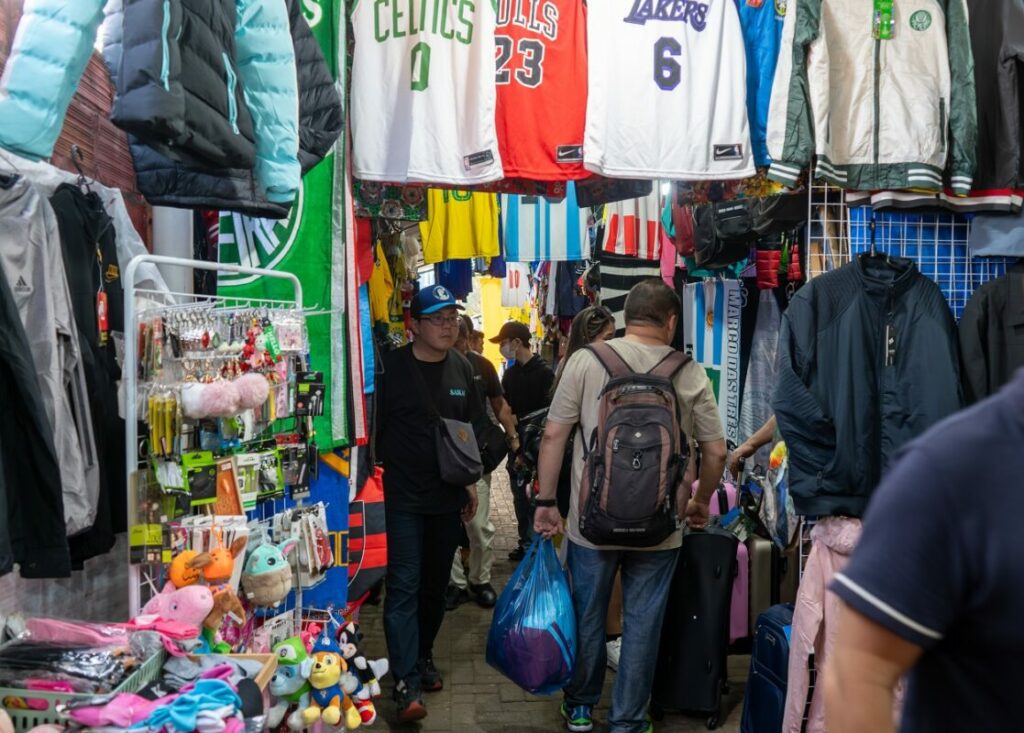 Turistas passeando na feira. Foto: Marcos Labanca