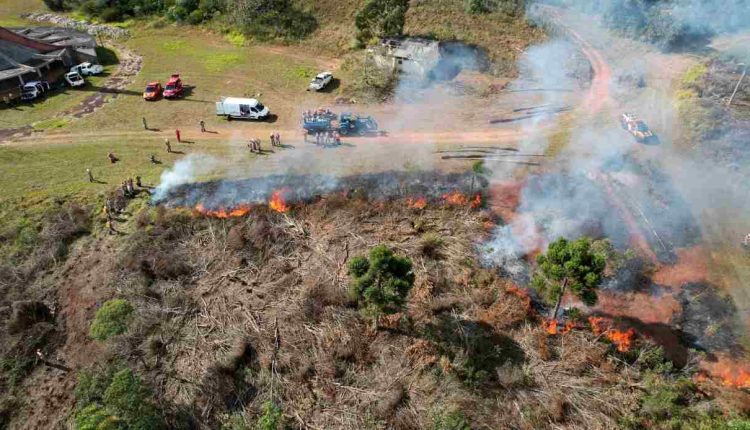 vermelho forcas armadas incendios - foto iat pr