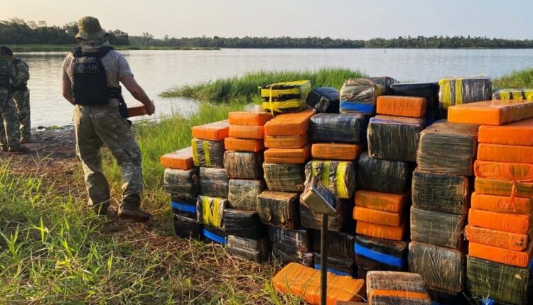 Pacotes com a droga seriam atravessados em direção à margem brasileira. Foto: Gentileza/Marinha do Paraguai