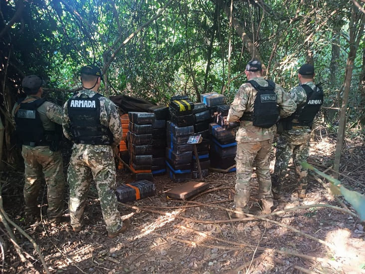 Agentes da Senad auxiliaram no transporte e na pesagem do entorpecente. Foto: Gentileza/Marinha do Paraguai