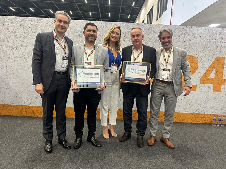 Equipe da CCR Aeroportos celebrando o certificado. Foto: Divulgação/CCR Aeroportos