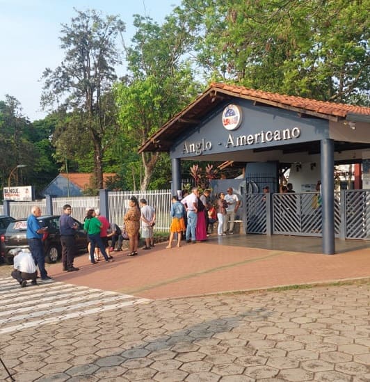 Fila em frente ao Colégio Anglo-Americano, maior local de votação do Paraná, pouco antes das 8h. Foto: Gabriela Zempulski/H2FOZ