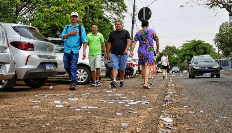 Santinhos despejado nas ruas nos arredores do Colégio Estadual Costa e Silva. Foto: Marcos Labanca/H2FOZ