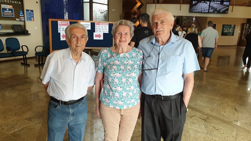 Mesmo o voto não sendo obrigatório para maiores de 70 anos, Reinaldo e o casal Beltrame fizeram questão de comparecer à UDC para participar da eleição. Foto: Alexandre Palmar/H2FOZ