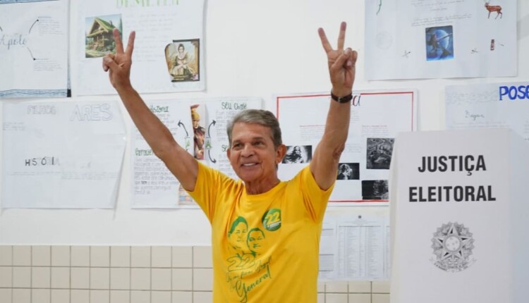 Ao votar pela manhã no Colégio da Polícia Militar (antigo Bartolomeu Mitre), Silva e Luna demonstrou otimismo. Foto: Marcos Labanca/H2FOZ