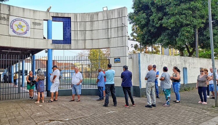 Fila antes da abertura das seções no Colégio da Polícia Militar (antigo Bartolomeu Mitre), no centro de Foz do Iguaçu. Foto: Marcos Labanca/H2FOZ