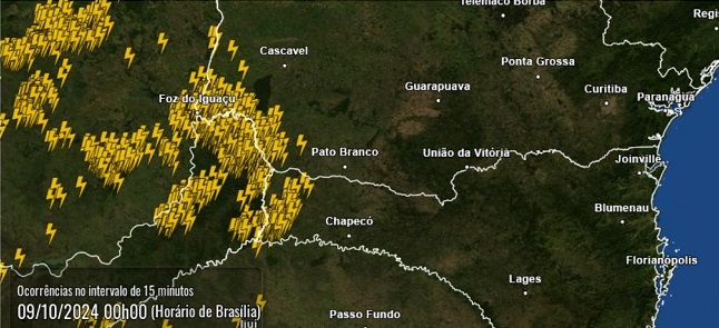 Ocorrência de raios à meia-noite, conforme monitoramento do Simepar.