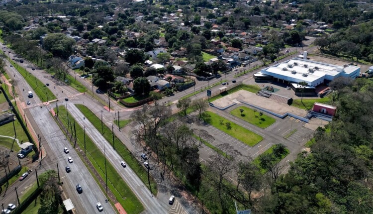 Trecho próximo ao viaduto da BR-277 e à entrada da Vila A é um dos mais movimentados da avenida. Foto: William Brisida/Itaipu Binacional