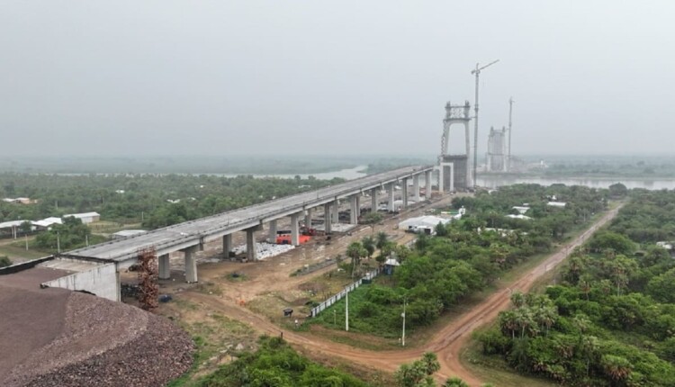 Vista panorâmica do canteiro de obras, com a cabeceira paraguaia em primeiro plano. Foto: Gentileza/MOPC Paraguay