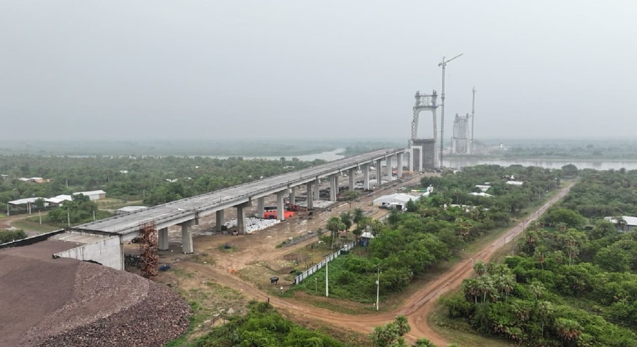 Vista panorâmica do canteiro de obras, com a cabeceira paraguaia em primeiro plano. Foto: Gentileza/MOPC Paraguay