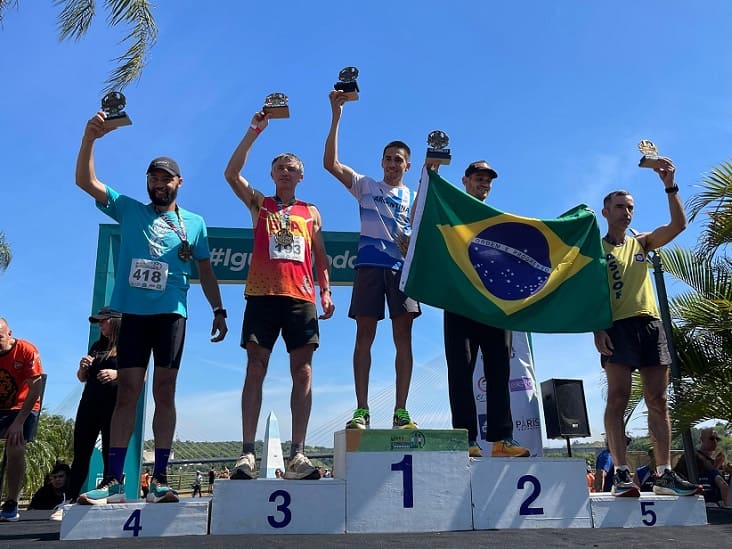 Pódio geral masculino. Foto: Gentileza/Prefeitura de Puerto Iguazú