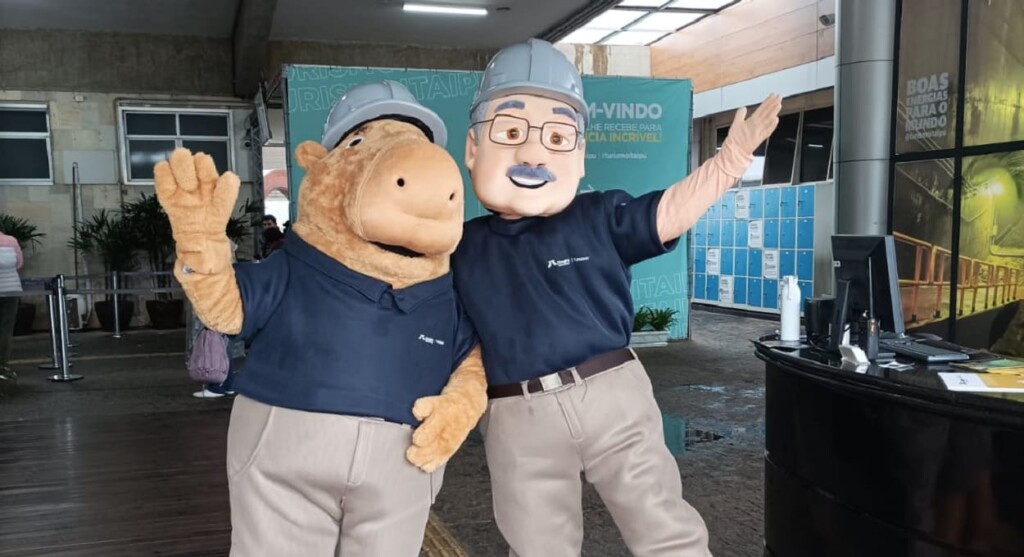 Mascotes interagiram com o público que visitou a usina no fim de semana. Foto: Divulgação/Turismo Itaipu