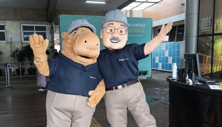 Mascotes interagiram com o público que visitou a usina no fim de semana. Foto: Divulgação/Turismo Itaipu