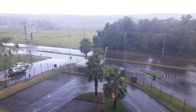 Chuva vista da janela panorâmica do Shopping Catuaí Palladium em Foz do Iguaçu. Foto: Guilherme Wojciechowski/H2FOZ