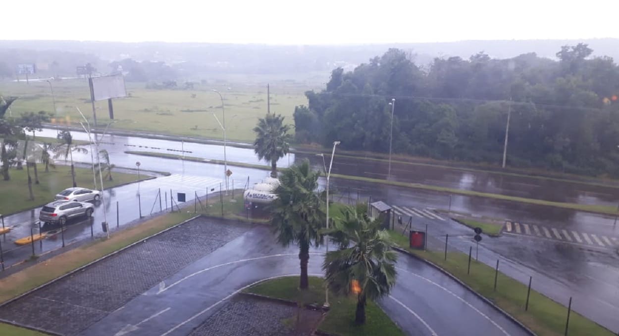 Chuva vista da janela panorâmica do Shopping Catuaí Palladium em Foz do Iguaçu. Foto: Guilherme Wojciechowski/H2FOZ