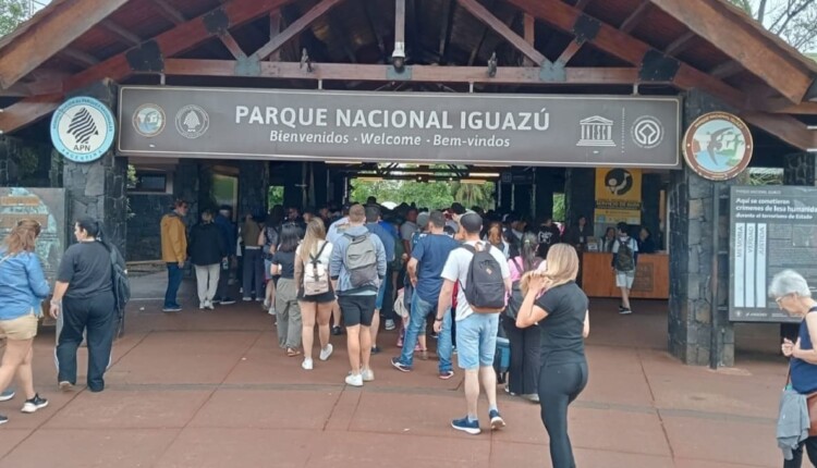 Movimento de turistas no centro de recepção da Área Cataratas, em Puerto Iguazú. Foto: Gentileza/Parque Nacional Iguazú (Arquivo)