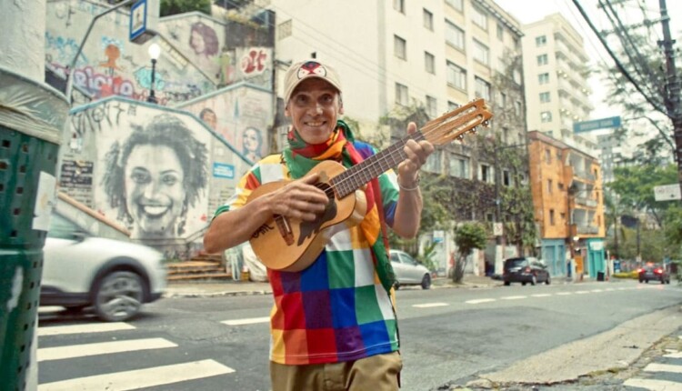 Manu Chao durante lançamento do vídeo da música São Paulo Motoboy. Foto: Divulgação/Site Oficial