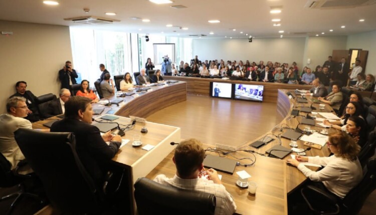 Evento teve a participação de representantes do setor público, entidades do terceiro setor e empresários. Foto: Valdir Amaral/ALEP