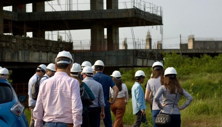 Participantes da audiência fizeram uma visita técnica às edificações do campus. Foto: Fernanda Yumi/UNOPS