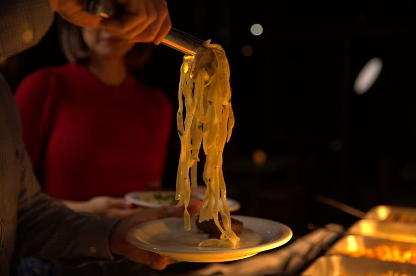 Variedade de massas é uma das características do jantar no Restaurante Porto Canoas, às margens do Rio Iguaçu. Foto: Gentileza/Urbia Cataratas