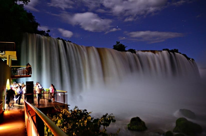 Visita noturna proporciona perspectivas únicas das Cataratas. Foto: Marcos Labanca/Urbia Cataratas