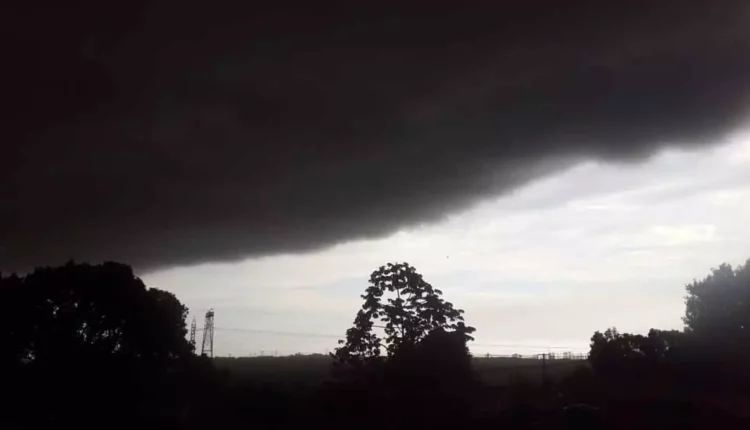 Nuvens escuras no céu de Foz do Iguaçu, durante temporal no mês de abril. Foto: Guilherme Wojciechowski/H2FOZ