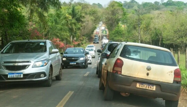 Vias rurais de Foz do Iguaçu, como a Avenida Maria Bubiak e a Rua Itaboraí, têm sido usadas como desvios para as obras na BR-469 e na Perimetral Leste. Foto: Marcos Labanca/H2FOZ