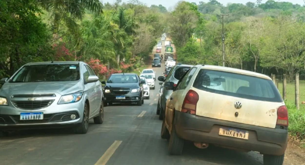 Vias rurais de Foz do Iguaçu, como a Avenida Maria Bubiak e a Rua Itaboraí, têm sido usadas como desvios para as obras na BR-469 e na Perimetral Leste. Foto: Marcos Labanca/H2FOZ