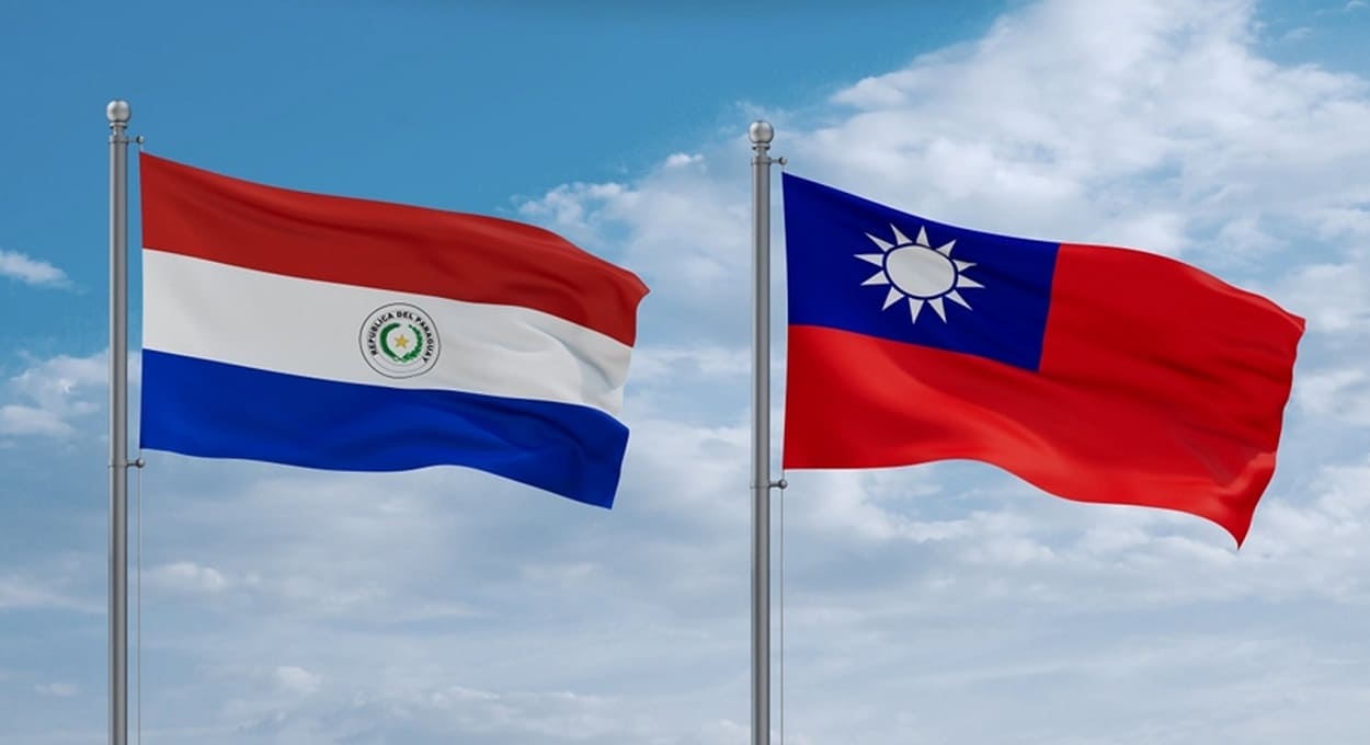 Montagem com as bandeiras dos dois países, divulgada pelo Ministério das Relações Exteriores do Paraguai por ocasião da festa nacional de Taiwan.