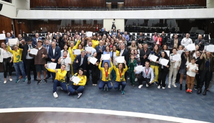 Ao todo, 63 atletas, paratletas e técnicos paranaenses participaram da delegação brasileira em Paris. Foto: Orlando Kissner/ALEP