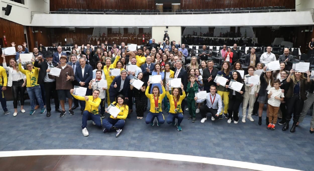 Ao todo, 63 atletas, paratletas e técnicos paranaenses participaram da delegação brasileira em Paris. Foto: Orlando Kissner/ALEP