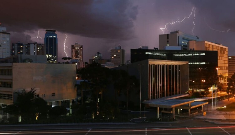 Incidência de raios é maior nos períodos entre outubro e dezembro e de janeiro a março. Foto: Orlando Kissner/ALEP