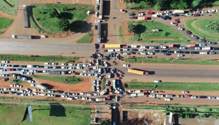 Engarrafamento no km 10 da Rodovia PY02, a igual distância da Ponte da Amizade. Imagem: Reprodução/Governo do Paraguai