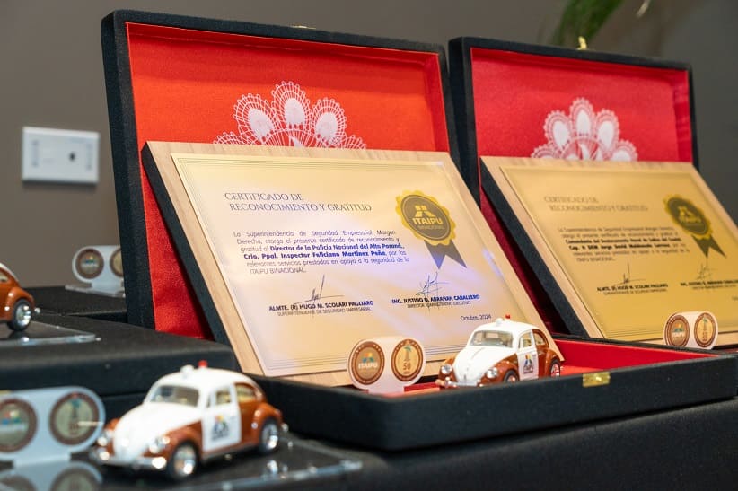 Miniaturas e certificados entregues aos homenageados. Foto: Sara Cheida/Itaipu Binacional