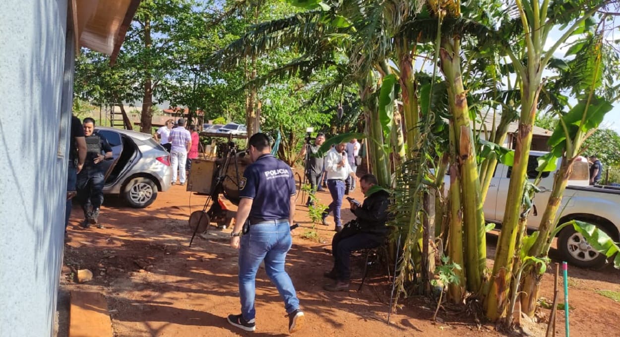 Polícia Nacional e Ministério Público do Paraguai vistoriam local onde sete suspeitos foram detidos. Foto: Gentileza/Ministério Público