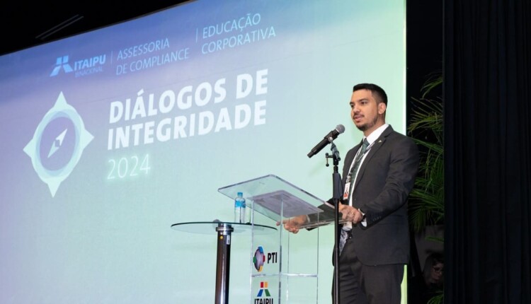 Diretor-administrativo de Itaipu, Iggor Gomes Rocha, discursa durante o evento. Foto: Sara Cheida/Itaipu Binacional