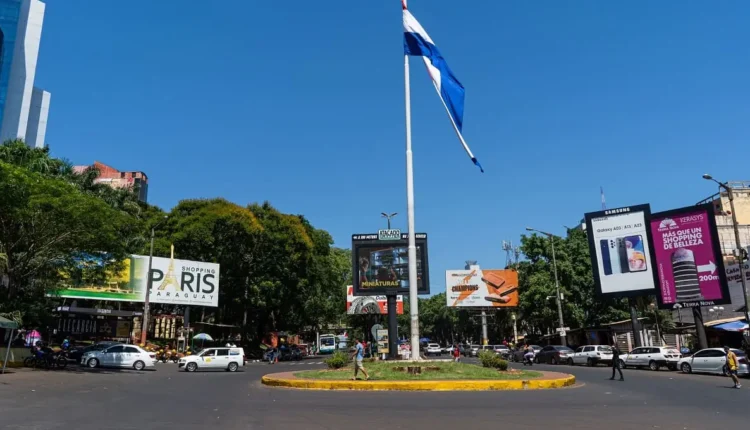 Rotatória é um dos pontos marcantes do centro de Ciudad del Este. Foto: Marcos Labanca/H2FOZ (Arquivo)