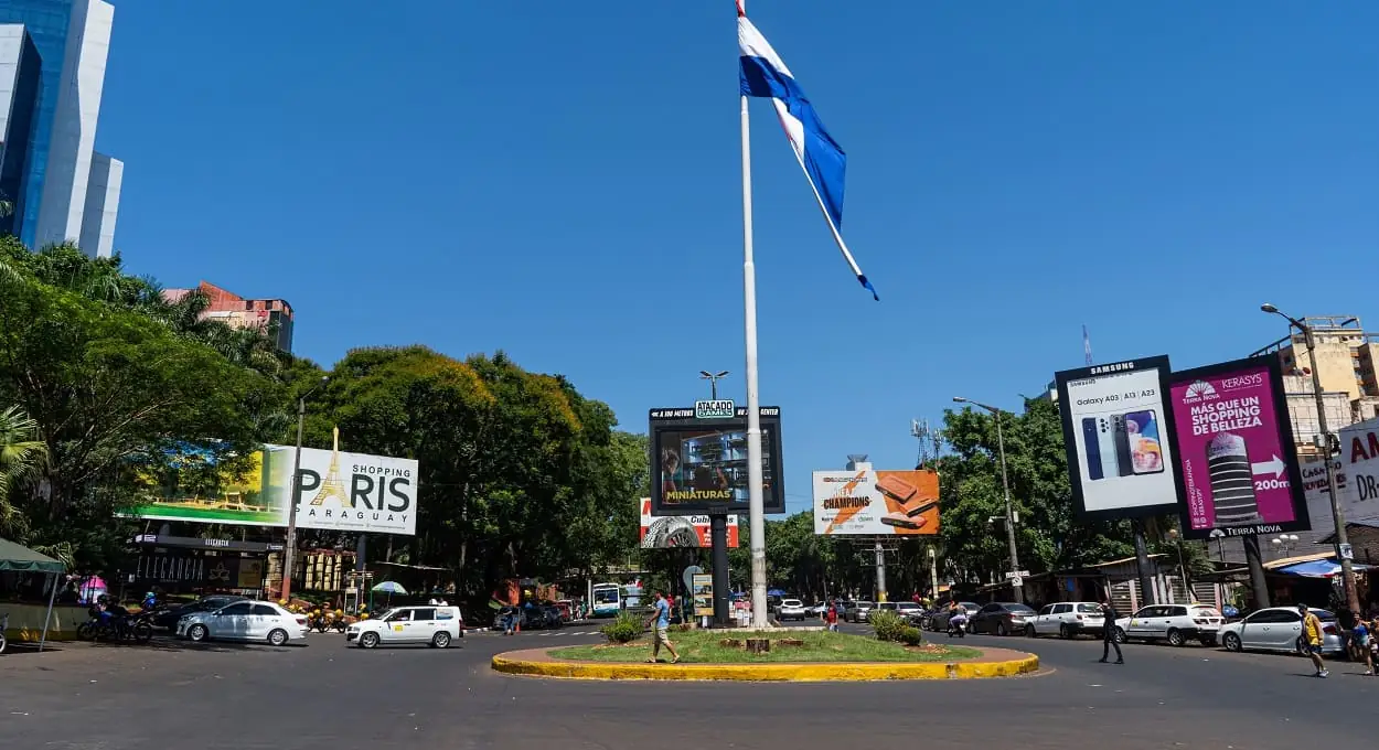 Rotatória é um dos pontos marcantes do centro de Ciudad del Este. Foto: Marcos Labanca/H2FOZ (Arquivo)