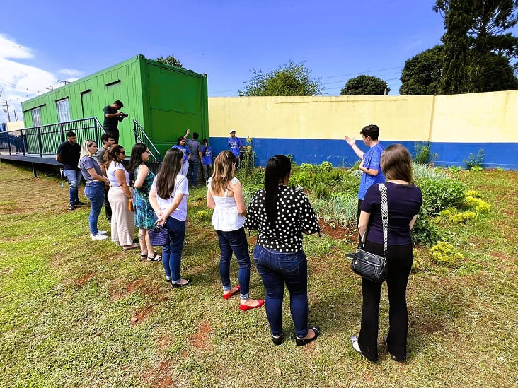 Uma das paradas é no jardim sensorial, onde são cultivadas plantas medicinais plantadas pelos próprios jovens. Foto: Gentileza/Assessoria