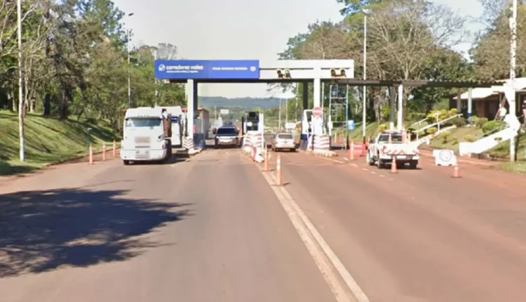 Praça de pedágio de Colonia Victoria, na Rodovia Nacional n.º 12, a 105 quilômetros da fronteira entre Foz do Iguaçu e Puerto Iguazú. Imagem: Google Street View (Arquivo)